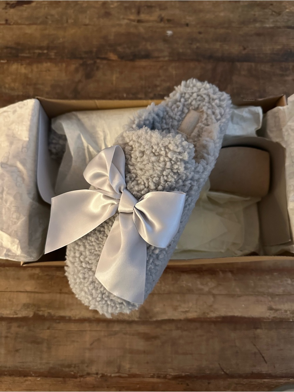 Super cute UGG Addison Curly Sheepskin Bow Slippers Gray Size 9 NIB Rare!